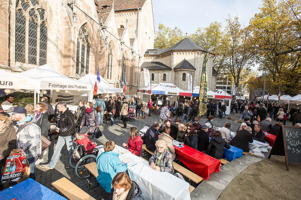 Der Domplatz ganz in blau, weiß, rot: Parallel zur mummegenussmeile findet vom 4. bis 6. November ein französischer Markt statt. (Wird bei Klick vergrößert)