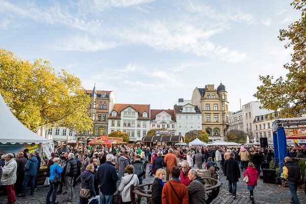 Der Kohlmarkt hält einen Spezialitätenmarkt und ein abwechslungsreiches Musikprogramm für die Besucherinnen und Besucher bereit. (Wird bei Klick vergrößert)