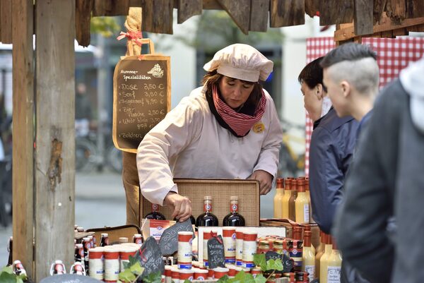 Händler und Schausteller boten auf dem Spezialitätenmarkt auf dem Kohlmarkt vielfältige Mumme-Produkte an. (Wird bei Klick vergrößert)