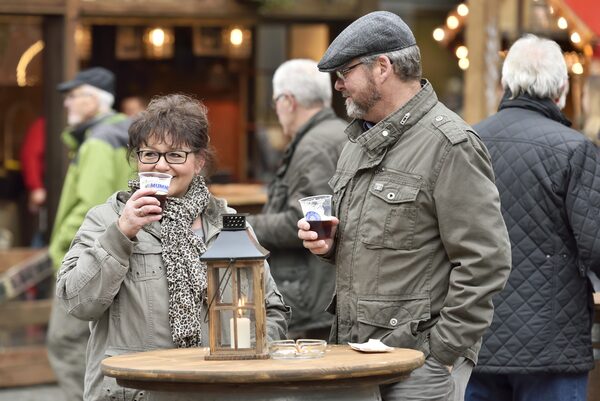 Die Besucherinnen und Besucher der mummegenussmeile ließen sich von dem wechselhaften Wetter die gute Laune nicht verderben. (Wird bei Klick vergrößert)