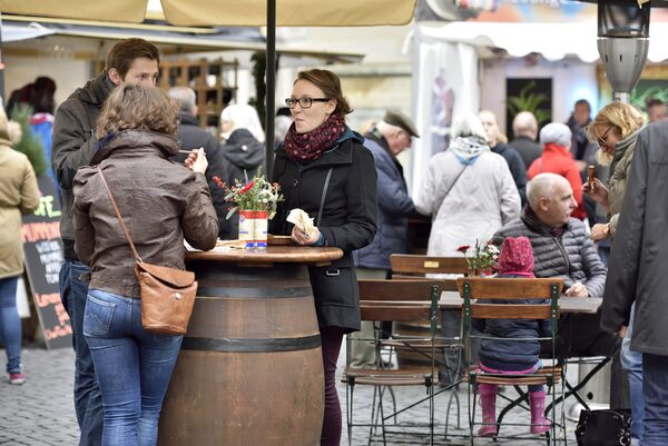 Die Gastronomen auf dem Platz der Deutschen Einheit boten sowohl neue als auch altbekannte Mumme-Gerichte an. (Wird bei Klick vergrößert)