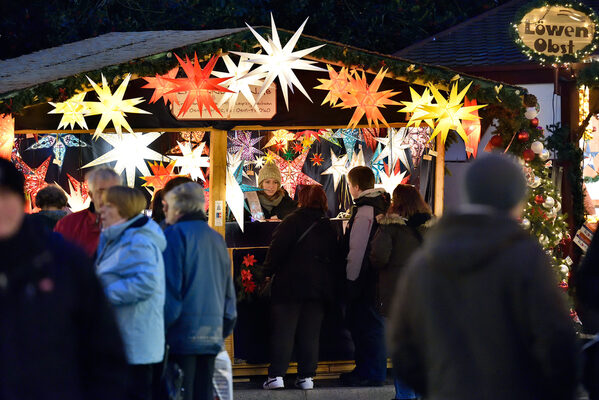 Die liebevoll dekorierten Stände machten Lust auf einen Bummel über den Braunschweiger Weihnachtsmarkt. (Wird bei Klick vergrößert)