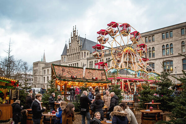 149 Hütten und Stände lockten mit individuellem Kunsthandwerk und köstlichen Weihnachtsleckereien. (Wird bei Klick vergrößert)