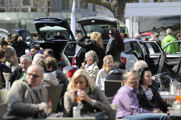 Die Besucherinnen und Besucher genossen Getränke und Mittagessen unter freiem Himmel, während „nebenan“ die neuesten Automobilmodelle entdeckt werden konnten. (Wird bei Klick vergrößert)