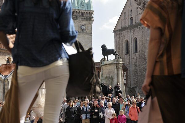 Viele Gäste kamen zu den Modenschauen auf dem Burgplatz. (Wird bei Klick vergrößert)