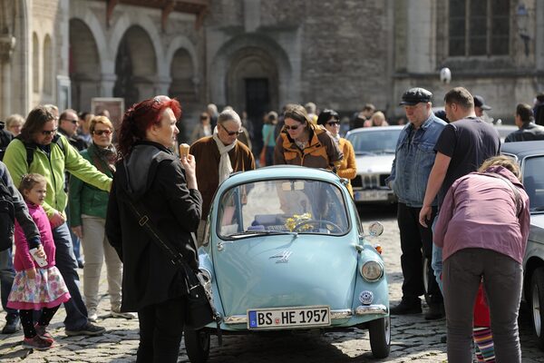 Die Oldtimer auf dem Burgplatz waren beliebt bei Groß und Klein. (Wird bei Klick vergrößert)