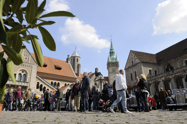 Das sonnige Wetter lud zu einem Bummel durch die Innenstadt ein – auf dem Burgplatz konnten Oldtimer bestaunt werden. (Wird bei Klick vergrößert)