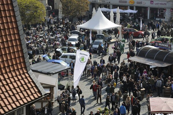 Autos und Cafés machten den Kohlmarkt zu einem beliebten Anlaufpunkt für die Innenstadtgäste. (Wird bei Klick vergrößert)