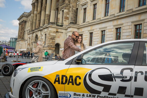 Egal ob Liebhaberstück, schnittiger Neuwagen oder Elektroflitzer – der modeautofrühling lässt die Herzen von Autofreunden höher schlagen. (Wird bei Klick vergrößert)