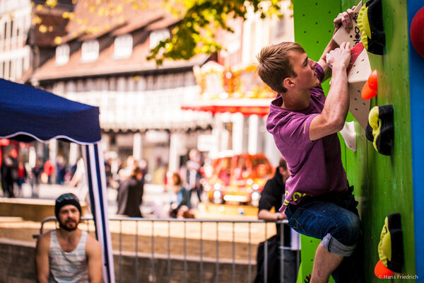 Hoch hinaus beim Bouldern: Auf dem Domplatz können sich Mutige im Klettern versuchen. (Wird bei Klick vergrößert)