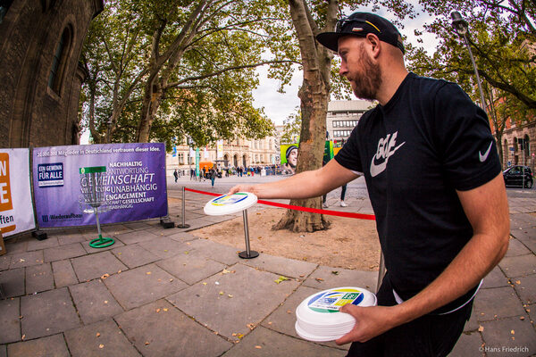 Auf dem Domplatz können sich Besucherinnen und Besucher auf Ausflüge zu den Disc-Golf-Anlagen im Westpark oder im Bürgerpark vorbereiten und am Disc-Golf-Korb üben. (Wird bei Klick vergrößert)