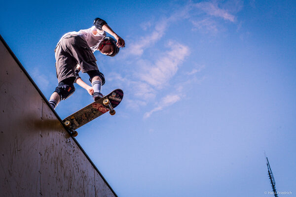 Die Skateboard-Profis aus dem Mellowpark Berlin zeigen in der Halfpipe auf dem Kohlmarkt, was sie können. (Wird bei Klick vergrößert)