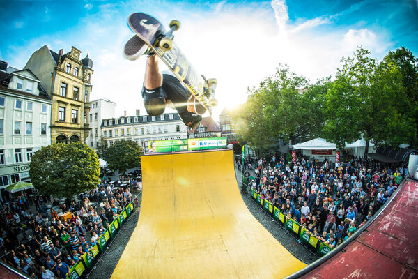 Zahlreiche Besucherinnen und Besucher bestaunten die Tricks der Skateboard-Profis in der Halfpipe auf dem Kohlmarkt. (Wird bei Klick vergrößert)