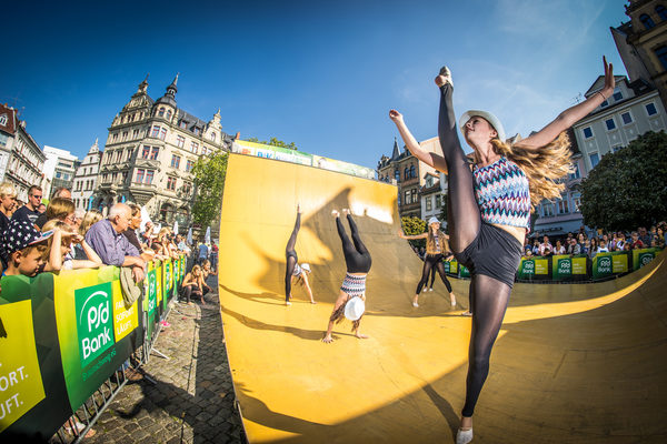 Die Sportlerinnen des MTV Braunschweig zeigten künstlerische Akrobatik bei der Rhythmischen Sportgymnastik in der Halfpipe. (Wird bei Klick vergrößert)