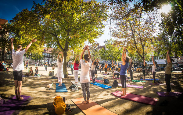 Auf dem Magnikirchplatz sammelten Besucherinnen und Besucher beim Yoga Energie für weitere sportliche Herausforderungen. (Wird bei Klick vergrößert)