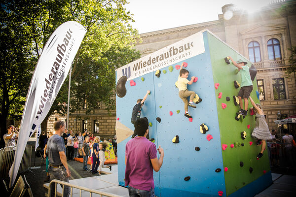 Am Boulderwürfel übten mutige Nachwuchskletterer die ersten Griffe. (Wird bei Klick vergrößert)