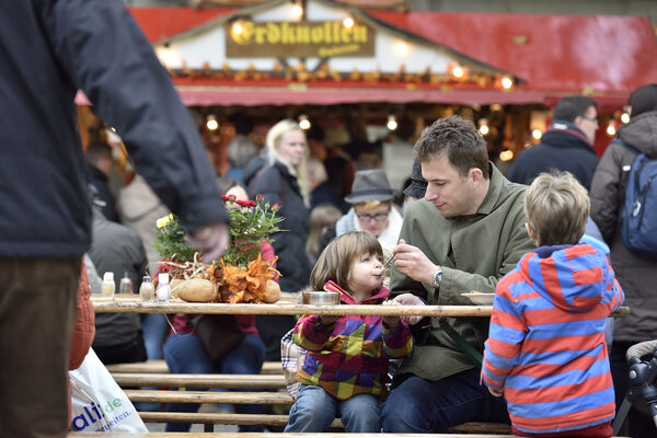 Familienausflug: Groß und Klein können auf der mummegenussmeile verschiedene Gerichte der doppelten Segelschiffmumme kosten. (Wird bei Klick vergrößert)