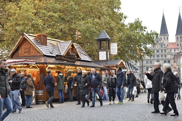 Auf dem Spezialitätenmarkt auf dem Kohlmarkt bieten lokale Schaustellerinnen und Schausteller unter anderem Flammlachs, Kartoffelpuffer und Bratwurst an. (Wird bei Klick vergrößert)