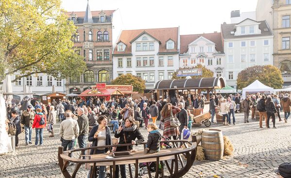 Auf dem Kohlmarkt ist viel los: Die mummegenussmeile lockt am 4. und 5. November mit kulinarischen Leckereien von regionalen Speisen bis hin zu exotischen Kreationen in die Innenstadt. (Wird bei Klick vergrößert)