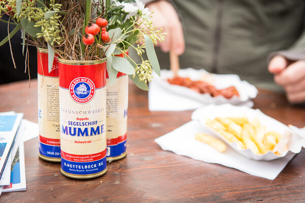 Deftig und würzig: Für die Mumme-Currywurst verleiht der traditionelle Malzextrakt der Sauce ein süßes Aroma. (Wird bei Klick vergrößert)