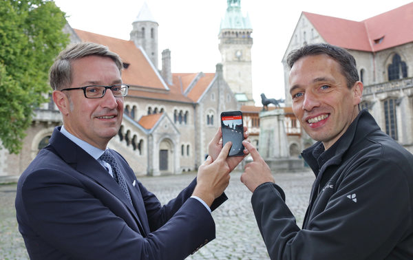 Gerold Leppa (Geschäftsführer der Braunschweig Stadtmarketing GmbH) und Heiner Grote (Geschäftsführer der Agentur Neonaut) stellen die neue Augmented Reality-Funktion in der App vor. (Wird bei Klick vergrößert)