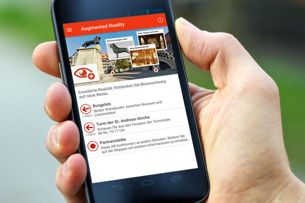 Auf dem Burgplatz gibt es mit der neuen Augmented Reality-Funktion in der kostenlosen Braunschweiger App des Stadtmarketings viel zu entdecken. (Wird bei Klick vergrößert)