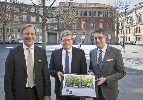 Jan Tangerding, Heinz-Georg Leuer und Gerold Leppa (v.l.n.r.) präsentieren auf dem Platz der Deutschen Einheit die Citymarketingkampagne „Ist schön. Wird Schön.“ (Wird bei Klick vergrößert)