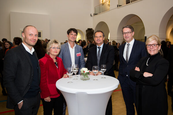 V.l.n.r.: Thorsten Witt (designierter Geschäftsführer Haus der Wissenschaft ab 1.1.18), Annegret Ihbe (Bürgermeisterin), Markus Weißkopf (Geschäftsführer der Wissenschaft im Dialog gGmbH), Ulrich Markurth (Oberbürgermeister Stadt Braunschweig), Gerold Leppa (Wirtschaftsdezernent und Geschäftsführer Braunschweig Stadtmarketing GmbH) und Dr. Anja Hesse (Kulturdezernentin der Stadt Braunschweig) beim Abendempfang der Stadt Braunschweig für das Forum Wissenschaftskommunikation im Städtischen Museum. (Wird bei Klick vergrößert)