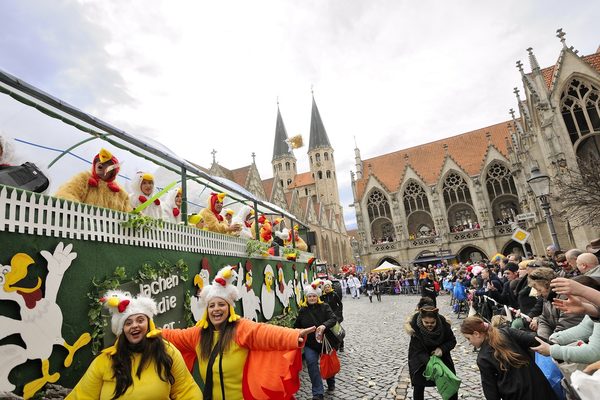 Mit der Schoduvel am 11. Februar startet das Jahr 2018 gleich mit einem närrischen Höhepunkt. Norddeutschlands größter Karnevalsumzug zieht jedes Jahr zehntausende Besucherinnen und Besucher aus nah und fern in die Innenstadt Braunschweigs. (Wird bei Klick vergrößert)
