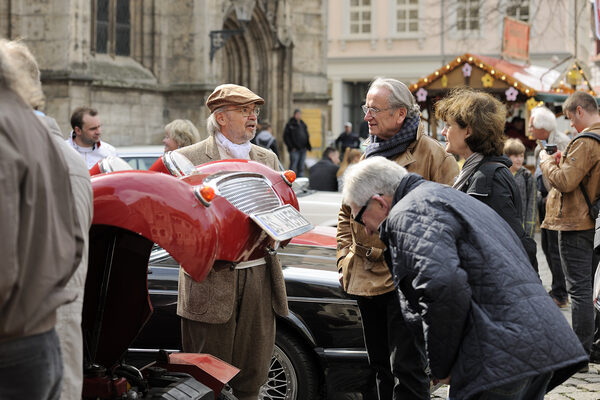 Oldtimerfans unter sich – auf dem Burgplatz konnten sie sich die alten Klassiker einmal ganz genau ansehen. (Wird bei Klick vergrößert)