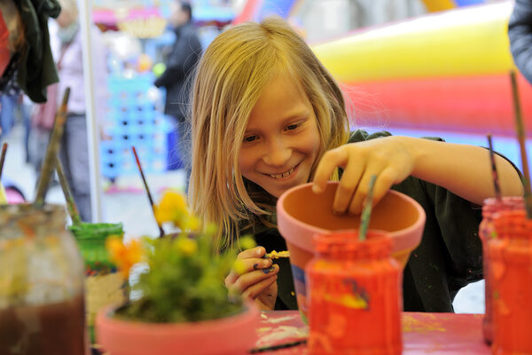 Buntes Programm für Kinder: Mit farbenfrohen Blumentöpfen begrüßen sie den Frühling. (Wird bei Klick vergrößert)