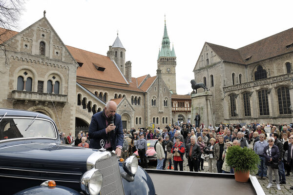 Da gibt es was zu sehen: Ulrich Krämer vom Autosport- und Oldtimer Club erklärt den Zuschauerinnen und Zuschauer die Besonderheiten der Oldtimer. (Wird bei Klick vergrößert)