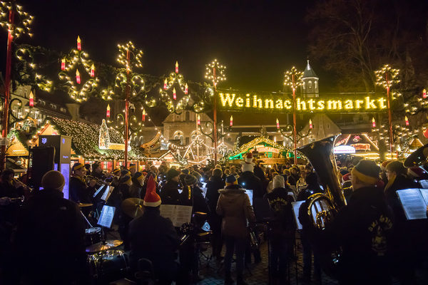 Zu dem musikalischen Rahmenprogramm des Braunschweiger Weihnachtsmarktes gehörten auch die Auftritte und Konzerte zahlreicher Chöre und Orchester aus Braunschweig und Umgebung, die die Besucherinnen und Besucher mit ihrer Musik in adventliche Stimmung brachten. (Wird bei Klick vergrößert)