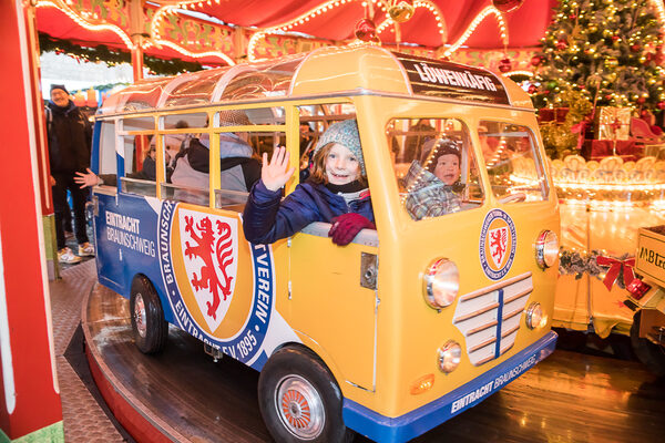 Die vielen Kinder hatten ihren Spaß in den Karussells sowie beim Basteln und Spielen in der kostenlosen Weihnachtswerkstatt und bei den zahlreichen Vorstellungen der Figurentheater. (Wird bei Klick vergrößert)