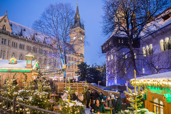 Der Burggraben und die Flöße erfreuen sich wegen der ruhigeren Atmosphäre ab vom Besucherstrom großer Beliebtheit. Dieses Jahr erlebten die Besucherinnen und Besucher diese auch im winterlichen Glanz des Schnees. (Wird bei Klick vergrößert)