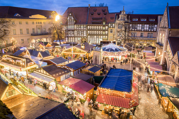Der Burgplatz ist mit seinem historischen Ambiente und dem Braunschweiger Löwen das Herzstück des schönsten Weihnachtsmarktes Norddeutschlands. (Wird bei Klick vergrößert)