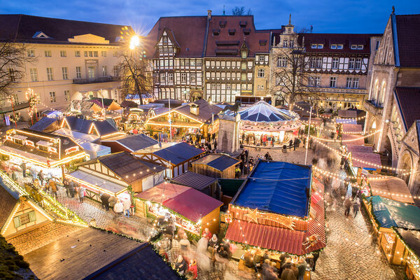 Der Burgplatz ist mit seinem historischen Ambiente und dem Braunschweiger Löwen das Herzstück des schönsten Weihnachtsmarktes Norddeutschlands. (Wird bei Klick vergrößert)