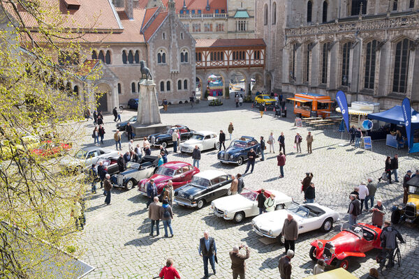 Stilvolles Wochenende: Der modeautofrühling bringt am 1. und 2. April frische Frühjahrsmode und schicke Wagen in die Braunschweiger Innenstadt und lädt Besucherinnen und Besucher mit buntem Programm ein, erlebnisreich in den Frühling zu starten. (Wird bei Klick vergrößert)