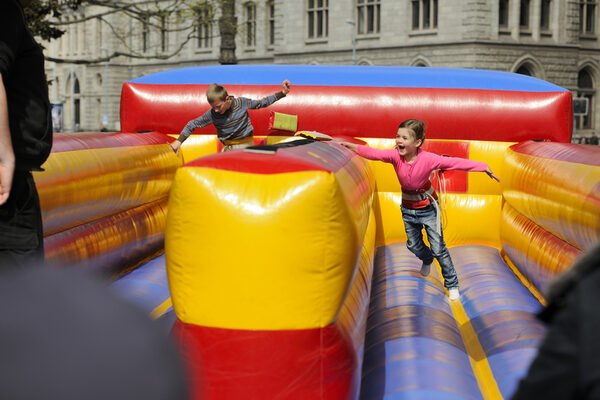 Unterhaltung für die Kleinsten: Beim Bungee-Run können sie ihre Schnellkraft mit der Zugkraft eines Gummibandes messen. (Wird bei Klick vergrößert)