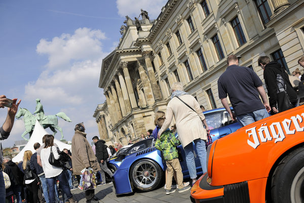 Einen Blick hinter die Kulissen des Motorsports erlaubt der Schlossplatz mit verschiedenen Sportwagen. (Wird bei Klick vergrößert)