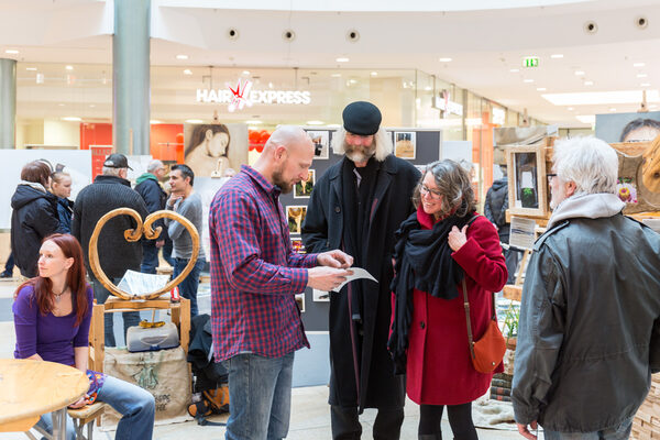 Großes Interesse: Die Künstler Oliver Popp und Dirk Wink-Hartmann sprechen mit Besucherinnen und Besuchern über ihre Werke. (Wird bei Klick vergrößert)