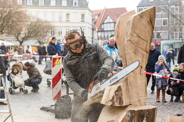 Motorsägenkünstler Sebastian Heiß begeisterte mit seinem Umgang mit der Motorsäge das Publikum auf dem Kohlmarkt. (Wird bei Klick vergrößert)