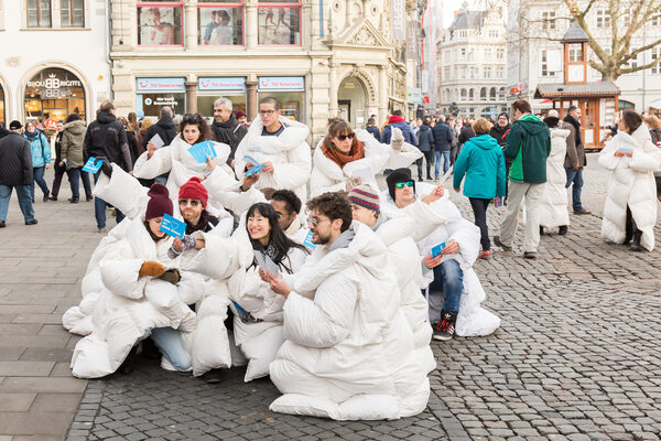 Das Tanztheater vom Staatstheater Braunschweig zog durch die Innenstadt und überraschte Besucherinnen und Besucher auf ihrem Weg zwischen den Ausstellungen. (Wird bei Klick vergrößert)