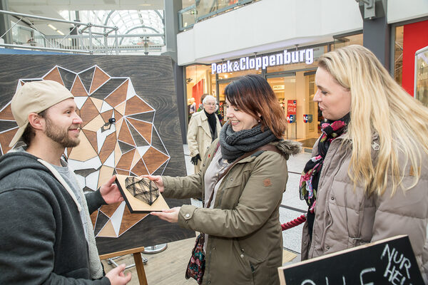 Kunst zum Mitnehmen: Zahlreiche Besucherinnen und Besucher nutzten bei der winterkunstzeit die Gelegenheit, ein Kunstwerk für ihr Zuhause zu erstehen. (Wird bei Klick vergrößert)