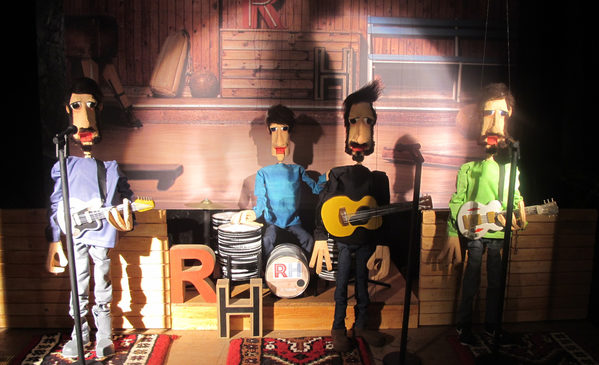 Im Städtischen Museum sind Marionetten der Band "Revolverheld" ausgestellt. Kinder können einen Workshop besuchen und selbst Puppen am Faden bauen. (Wird bei Klick vergrößert)
