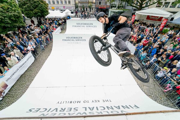 Ein Highlight des trendsporterlebnis 2017 waren die Auftritte der BMX-Profis aus dem Mellowpark Berlin, die in der Quarterpipe ihr Können bei spektakulären Stunts zeigten. (Wird bei Klick vergrößert)