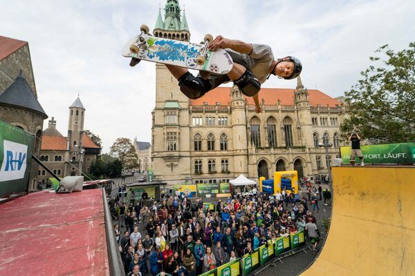 Auf dem Platz der Deutschen Einheit begeisterten die Skater vom Mellowpark Berlin mit ihren Tricks ‚Judo Air‘ oder ‚Frontside Tail Grip‘ in der Halfpipe. (Wird bei Klick vergrößert)