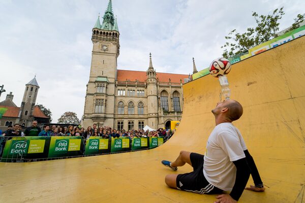 Der Fußballfreestyler Julian Hollands überraschte das Publik mit seinen akrobatischen Balltricks. (Wird bei Klick vergrößert)