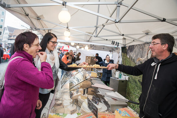 Das Kosten der verschiedenen Käse-Spezialitäten auf dem Französischen Markt machte vielen Besucherinnen und Besuchern Appetit auf mehr. (Wird bei Klick vergrößert)