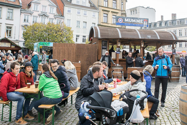 Das Mumme-Bier ist einer der beliebten Klassiker. Auch Leckereien wie Mumme-Mandeln, Bratwurst mit Mumme-Senf oder Flammlachs begeisterten die Gäste der mummegenussmeile auf dem Kohlmarkt. (Wird bei Klick vergrößert)